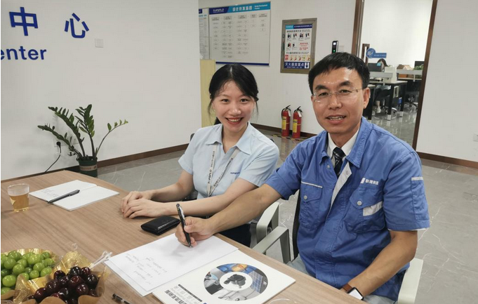 多浦樂泵業(yè)銷售經(jīng)理與客戶合影